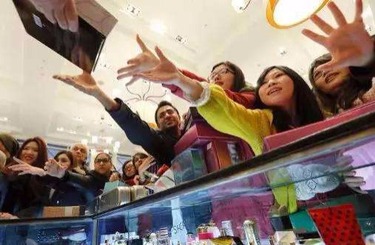 日本操鸡巴视频中国人依然爱赴日旅游 消费已由爆买转向网购